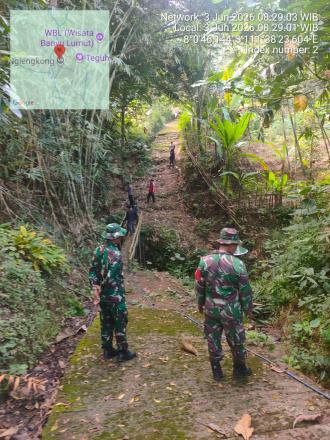 Kerja bakti warga dan TNI persiapan pembangunan jembatan di dusun nglengkong